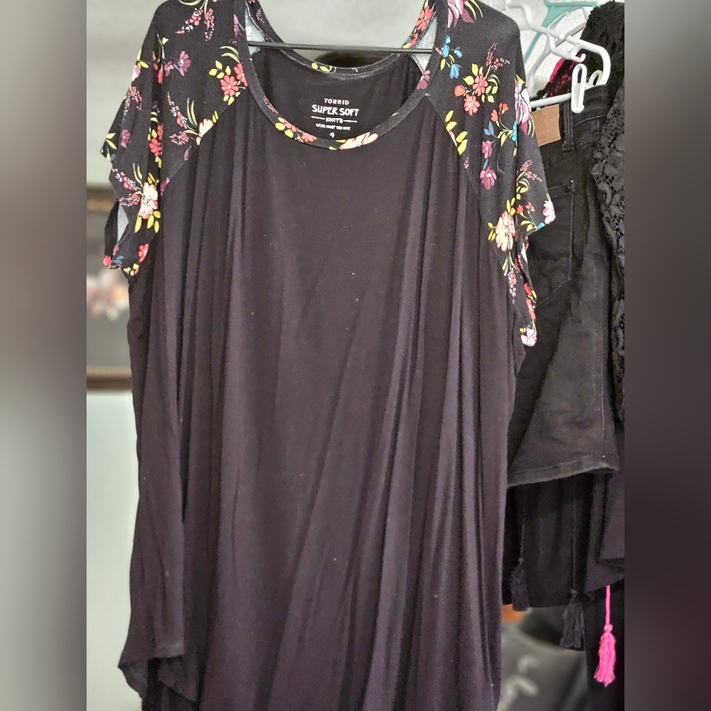 GUC TORRID 4X SUPERSOFT BLACK WITH FLORAL PRINT